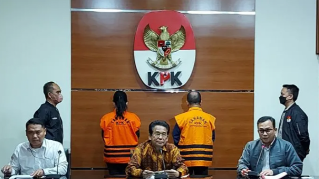 Sudah Memakai Rompi Oranye, Bupati Kapuas dan Istri Resmi Ditahan di Rumah Tahanan KPK