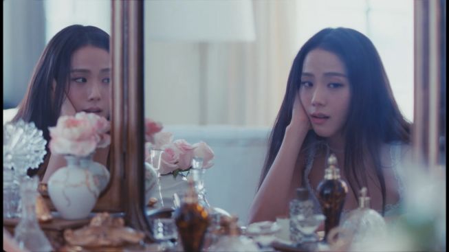 Jisoo BLACKPINK Tampil Bagai Bunga Mekar di MV 'FLOWER', Dengarkan Lagunya di Sini!