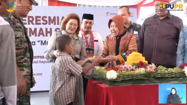 Mensos Risma Potong Tumpeng di Bulan Ramadhan dan Dibagikan ke Warga, Netizen: Aneh