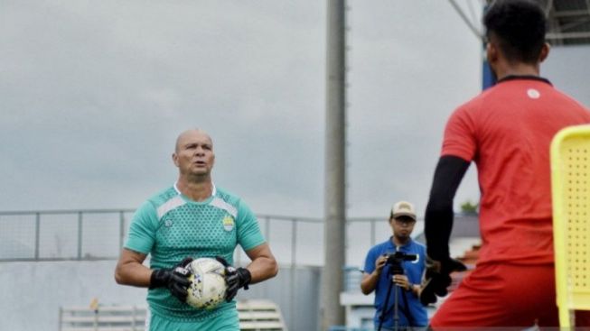 Sebut Ada Progres, Ini Harapan Luizinho Passos pada Kiper Persib