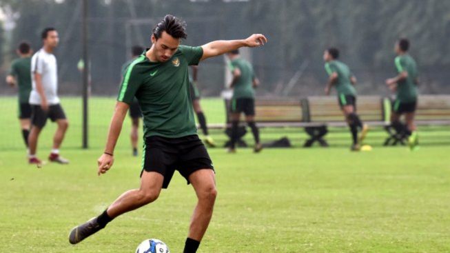 Hitung-hitungan Peluang Ezra Walian Hengkang dari Persib Menuju PSS Sleman