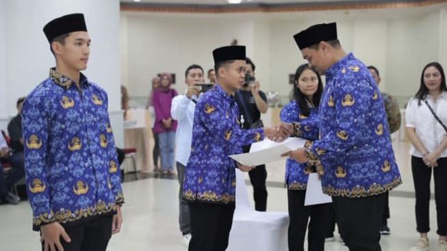 Jonatan Christie dan Anthony Ginting Pindah Agama ? Pake Peci